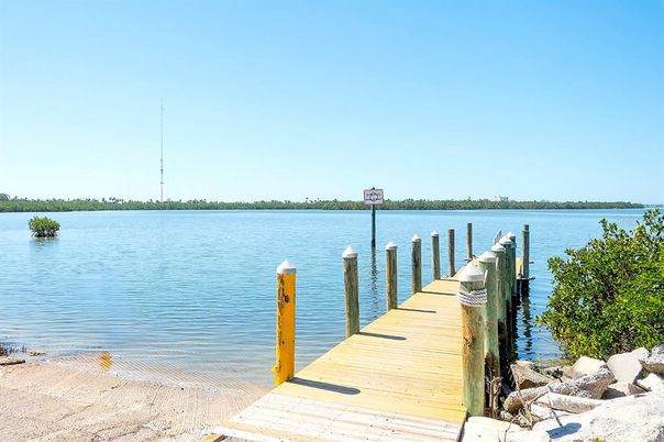 Exterior, Lake