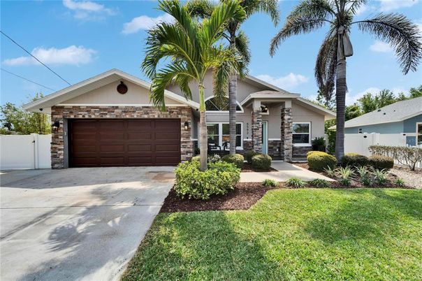 Attached, Exterior, Facade, Ranch