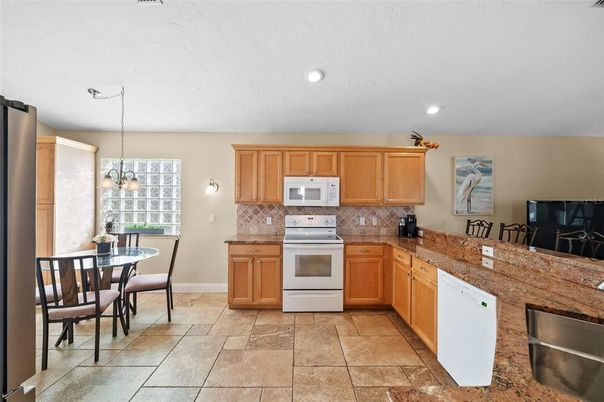Dining room, Interior, Kitchen, Pendant Lights, Recessed Lighting, Stainless Steel Appliances
