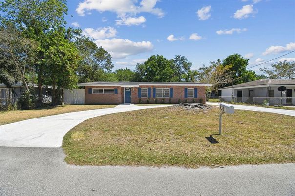 Backyard, Exterior, Facade, Brick Facade, Ranch