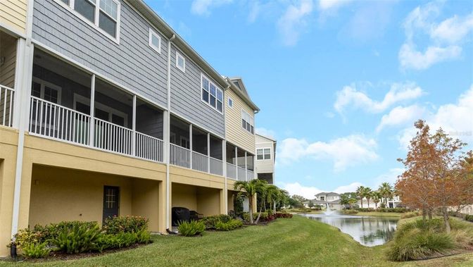 Exterior, Lake