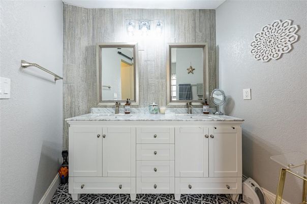 Bathroom, Dual Sink Vanities, Interior