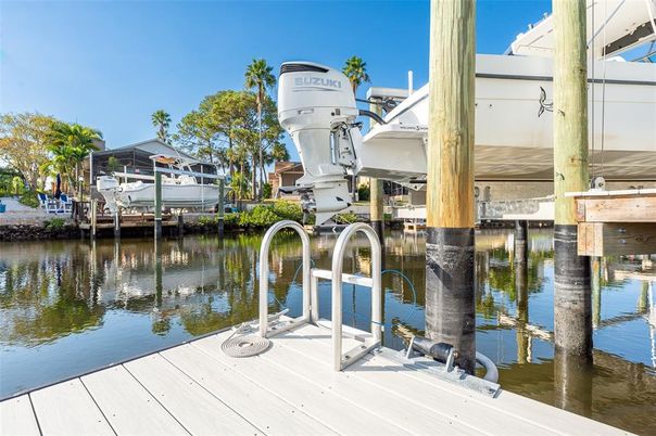 Exterior, Lake