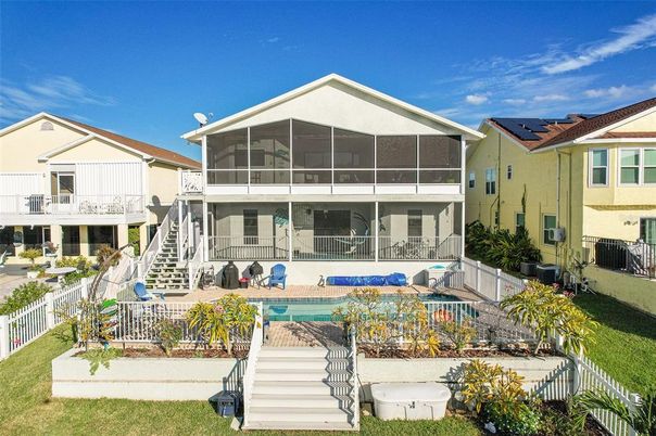 Exterior, Facade, Pool, American Craftsman