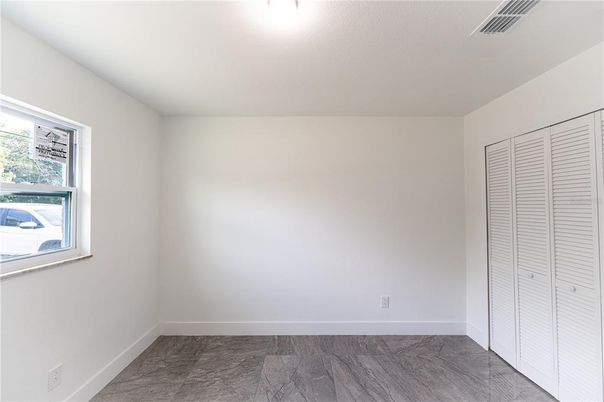Empty room, Interior