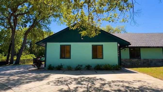Exterior, Facade, Ranch