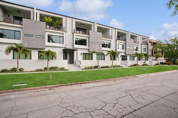 Exterior, Facade, Modern