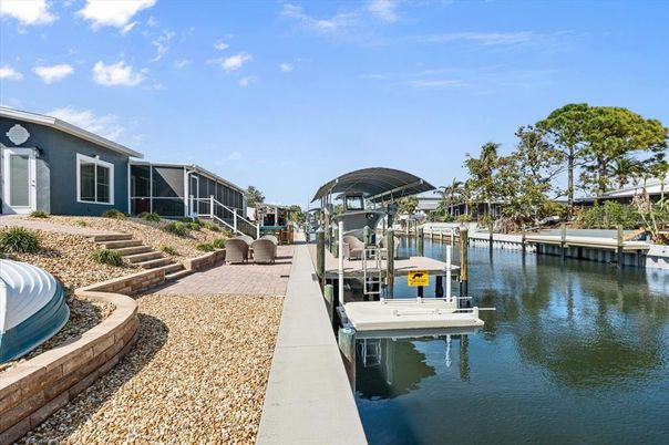 Exterior, Lake