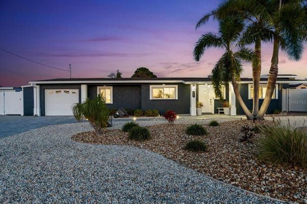 Attached, Exterior, Facade, Ranch