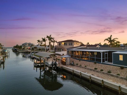 Exterior, Lake