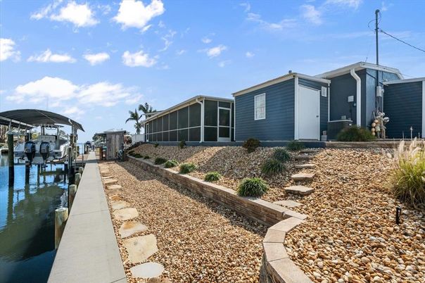 Exterior, Lake