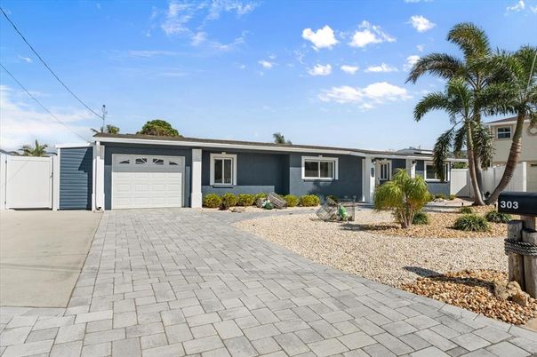 Attached, Exterior, Facade, Ranch
