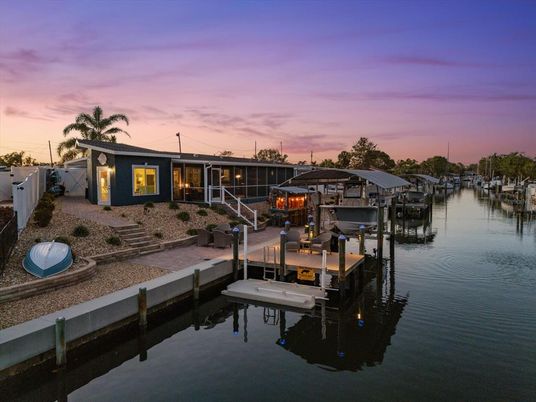 Exterior, Lake