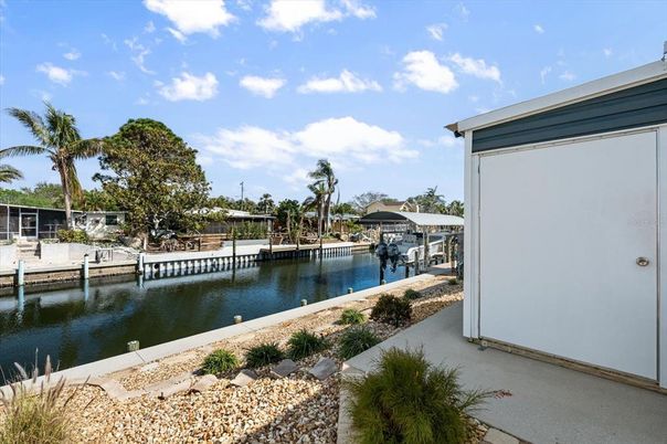 Exterior, Lake