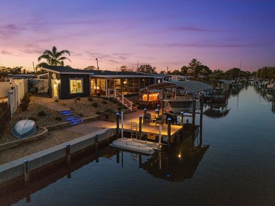 Exterior, Lake