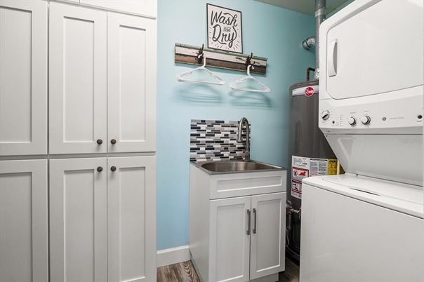 Interior, Utility Closets, Washer, Wood Texture Flooring
