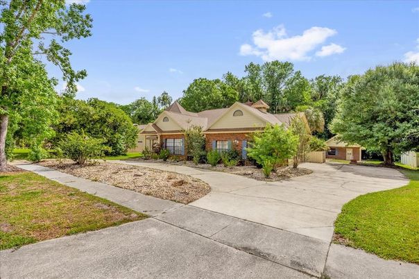 Backyard, Exterior, Facade, Brick Facade, Ranch