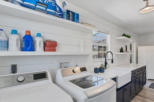 Interior, Washer, Wood Texture Flooring