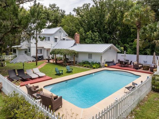 Exterior, Pool