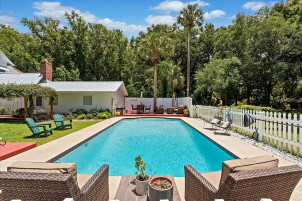 Exterior, Pool