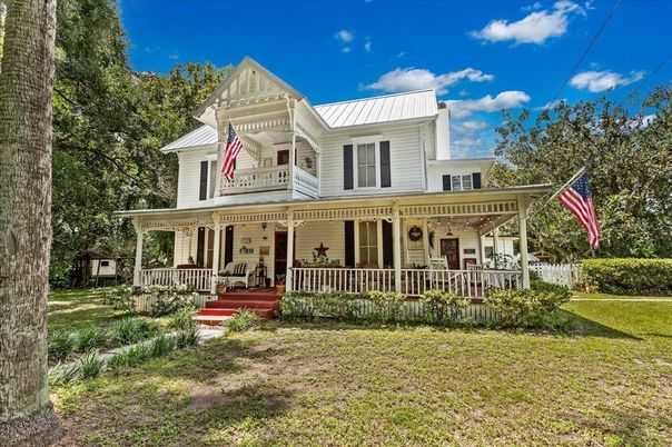 Exterior, Facade, Queen Anne Victorian