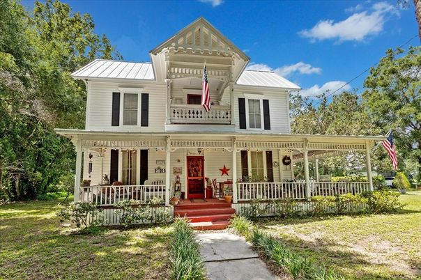 Exterior, Facade, Queen Anne Victorian