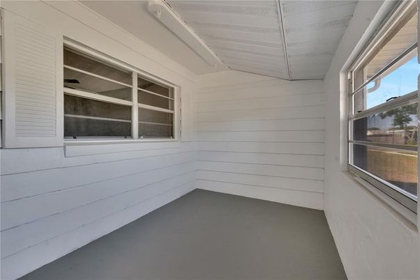 Empty room, Interior
