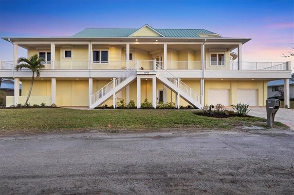 Attached, Exterior, Facade, Modern