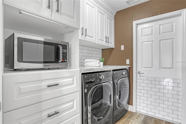 Interior, Washer, Wood Texture Flooring