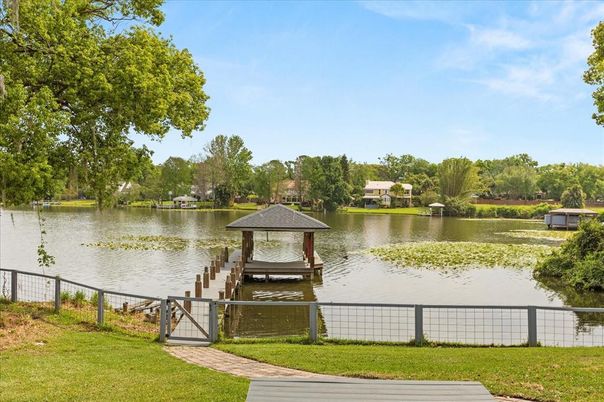 Exterior, Lake