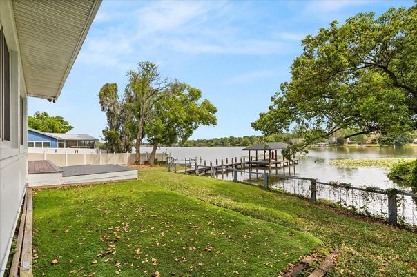 Exterior, Lake