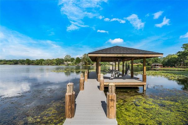 Exterior, Lake