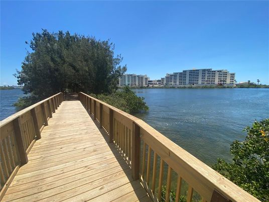 Exterior, Lake