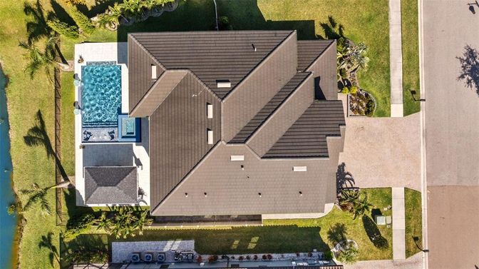 Exterior, Drone
