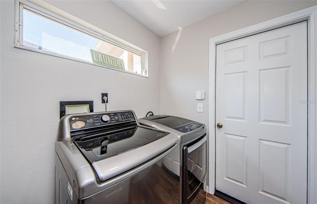 Interior, Washer, Wood Texture Flooring