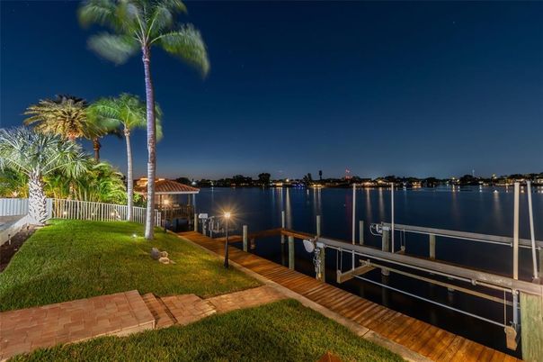 Exterior, Lake