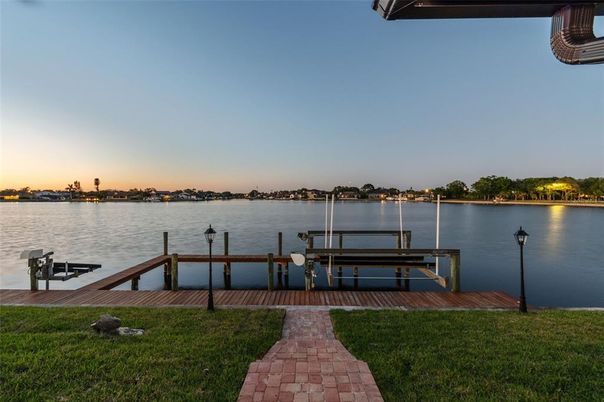 Exterior, Lake