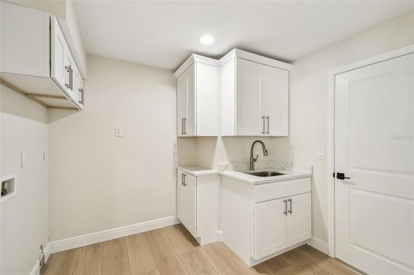 Interior, Recessed Lighting, Washer, Wood Texture Flooring