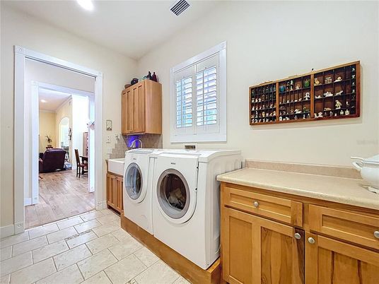 Interior, Recessed Lighting, Washer, Wood Texture Flooring