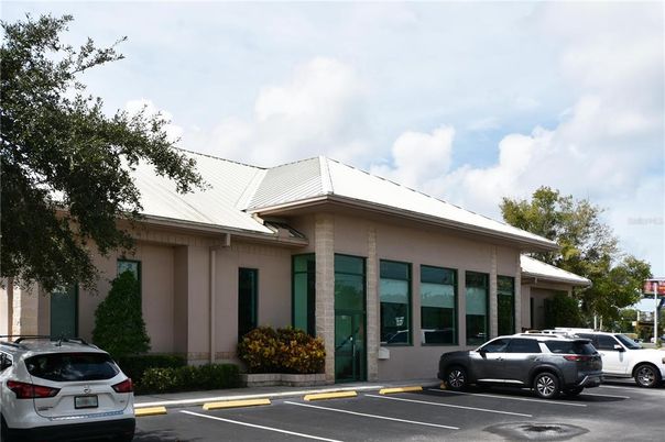Exterior, Facade, Modern