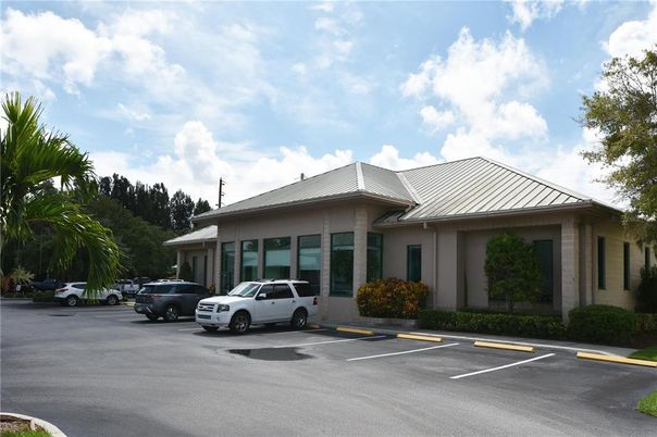 Exterior, Facade, Ranch