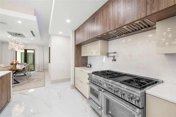 Chandelier, Dining room, Interior, Kitchen, Marble, Recessed Lighting, Stainless Steel Appliances