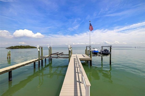 Exterior, Lake