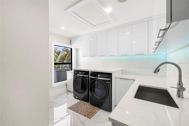 Interior, Marble, Recessed Lighting, Washer