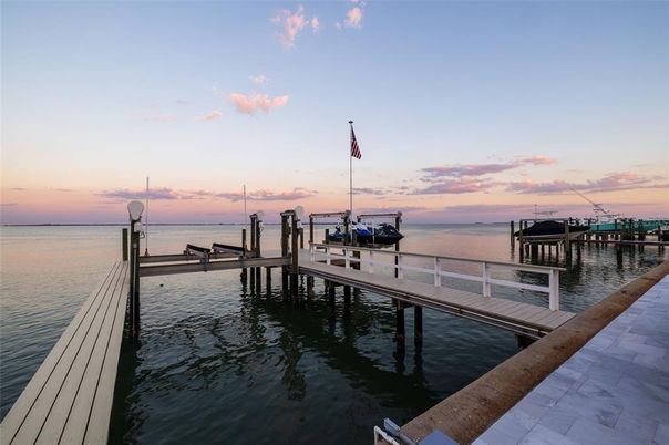 Exterior, Lake