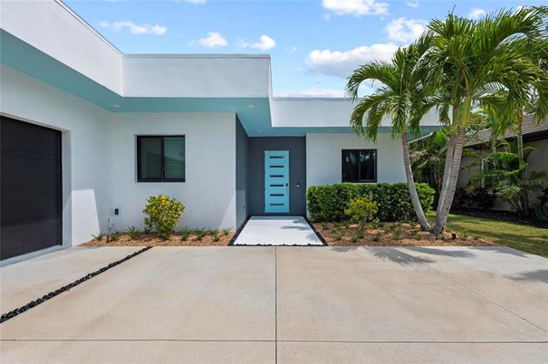 Attached, Exterior, Facade, Modern