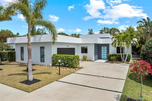 Attached, Backyard, Exterior, Facade, Modern