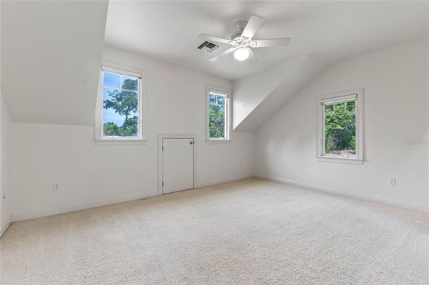 Empty room, Interior
