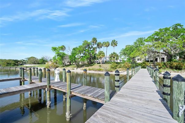 Exterior, Lake
