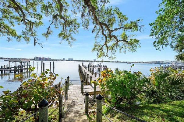 Exterior, Lake